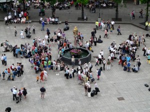 crowd_fountain